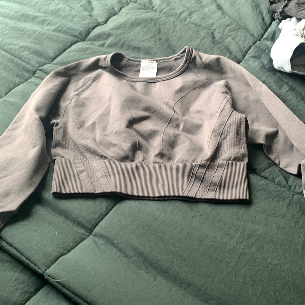 Grey cropped workout shirt